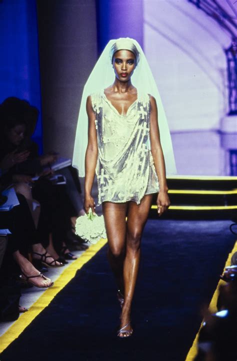 naomi campell versace hochzeitskleid|Naomi Campbell runway collection.